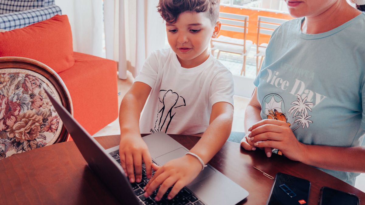 Édesanya és gyermeke együtt tájékozódik laptopon